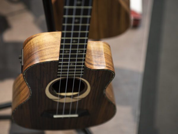 Dimavery UK-200, elektroakustické tenorové ukulele, přírodní - Image 4