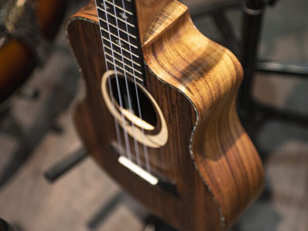 Dimavery UK-200, elektroakustické tenorové ukulele, přírodní - Image 6