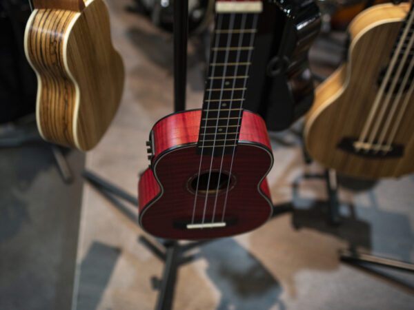Dimavery UK-100, elektroakustické sopránové ukulele, červené - Image 6