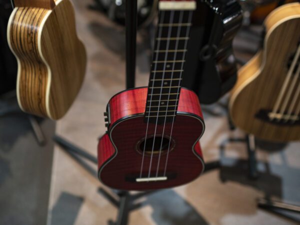 Dimavery UK-100, elektroakustické sopránové ukulele, červené - Image 7
