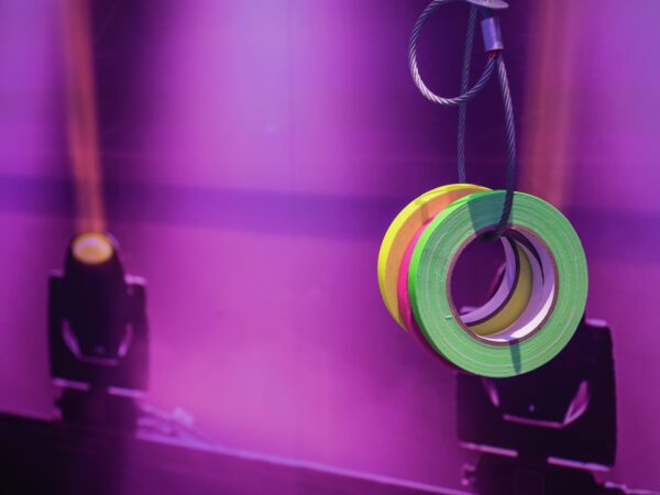 Gaffa páska 19mm x 25m neonově žlutá, UV aktivní - Image 5