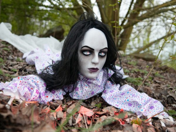 Halloween figurína plazící se dívky, 150cm - Image 3