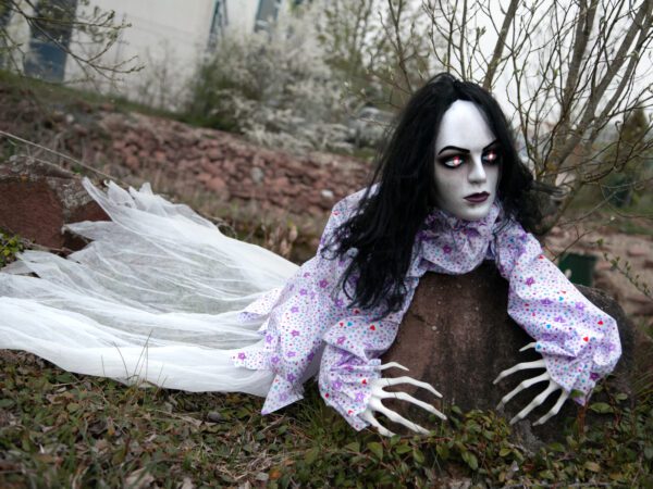 Halloween figurína plazící se dívky, 150cm - Image 6