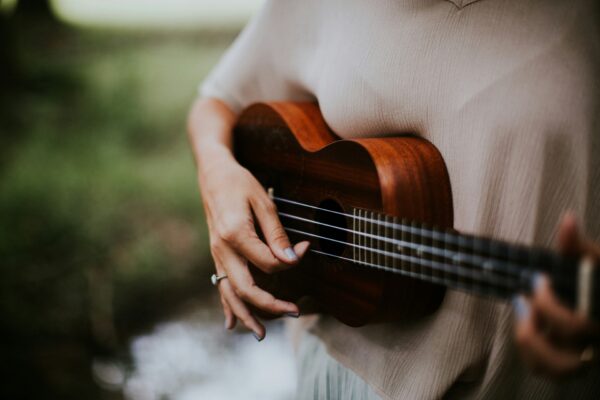 Jak vybrat a hrát na ukulele: Nejlepší tipy a triky pro začínající hudebníky