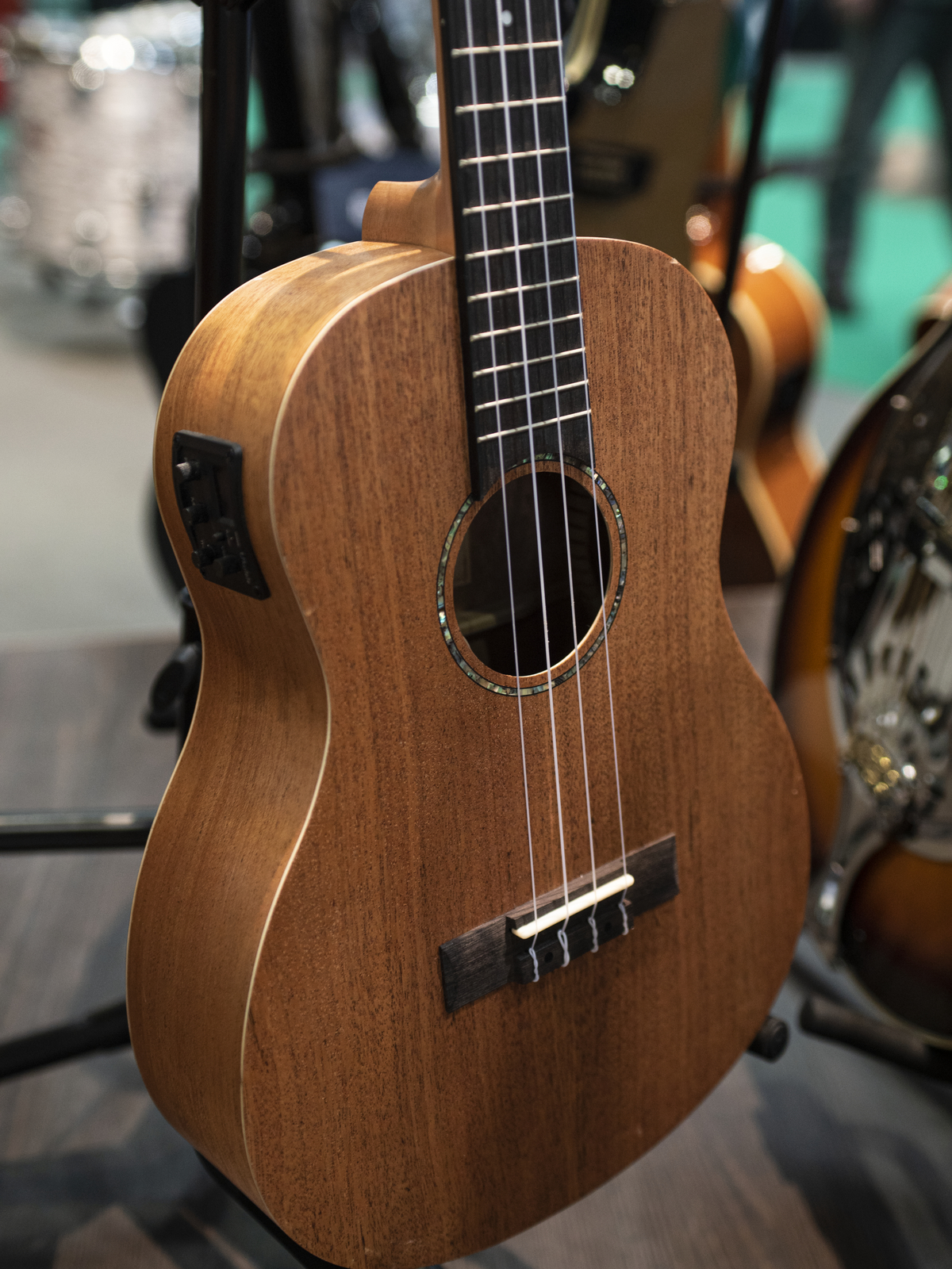 Dimavery UK-500, elektroakustické barytonové ukulele, přírodní - Obrázek 4
